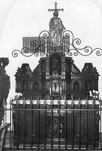 Autel en bois à montants sculptés de personnages et médaillon central sculpté d'une scène en bas-relief, tabernacle architecturé à deux niveaux orné de plusieurs statuettes, bois sculpté - © Ministère de la Culture (France), Médiathèque du patrimoine et de la photographie (objets mobiliers), tous droits réservés