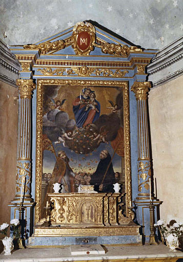 Tabernacle, retable, tableau : 'Saint Benoît et un autre saint aux pieds de la Vierge', une pluie de rose se déverse sur eux, huile sur toile, tabernacle à plusieurs ressauts à décor végétal, bois sculpté, doré - © Ministère de la Culture (France), Médiathèque du patrimoine et de la photographie (objets mobiliers), tous droits réservés
