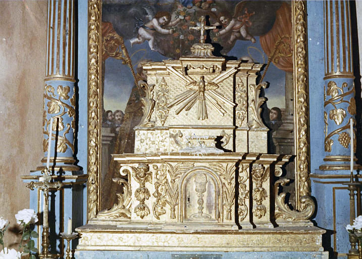 Tabernacle à trois ressauts, sculpté de chutes de fleurs, de grappes de raisin et épis de blé, la partie supérieure est amovible, sculptée de la colombe du Saint Esprit, bois sculpté, doré - © Ministère de la Culture (France), Médiathèque du patrimoine et de la photographie (objets mobiliers), tous droits réservés