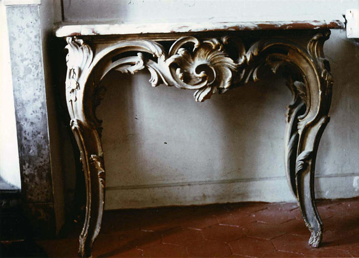 Console à quatre pieds et ceinture galbés, sculptés d'une rocaille et d'éléments végétaux, à plateau de marbre, bois sculpté, traces de dorure - © Ministère de la Culture (France), Médiathèque du patrimoine et de la photographie (objets mobiliers), tous droits réservés