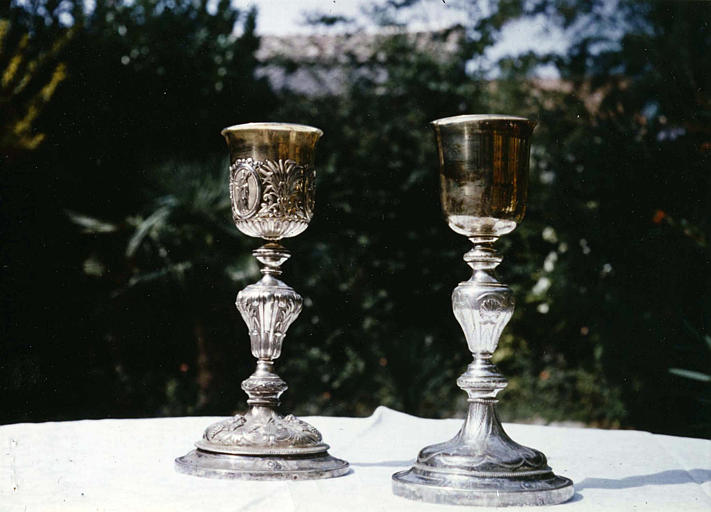 Deux calices en argent, l'un à fausse coupe, orné de roseaux, épis de blés, grappes de raisin et médaillons à personnages, l'autre, à simple décor de coquilles et de palmettes - © Ministère de la Culture (France), Médiathèque du patrimoine et de la photographie (objets mobiliers), tous droits réservés