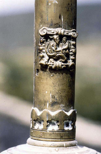 Croix de procession : détail d'une petite scène en relief placée à la base de la croix, cuivre