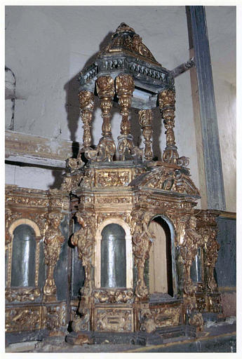 Tabernacle, exposition : détail de la partie centrale, richement sculptée d'éléments végétaux, d'anges termes servant d'atlantes et de chérubins, bois sculpté, peint, doré