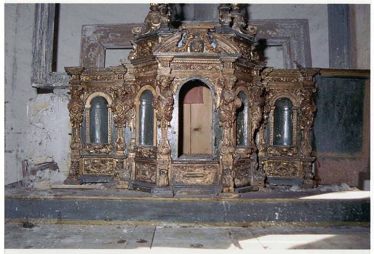 Tabernacle : détail de la partie inférieure à décor d'anges termes servant d'atlantes, porte manquante, bois sculpté, peint, doré