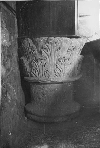 Chapiteau sculpté de feuilles d'acanthe, servant de pied à la cuve des fonts baptismaux, pierre, sculptée