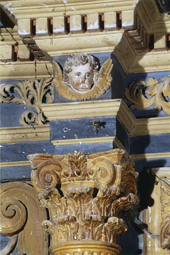 Retable : détail d'un chapiteau corinthien et de son entablement sculpté d'un chérubin, bois sculpté, peint