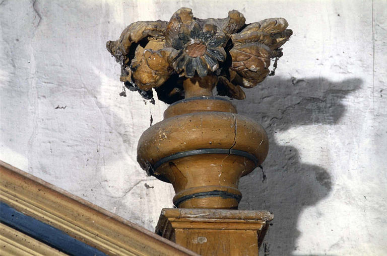 Retable : détail d'un vase de fleurs sculpté placé au-dessus du fronton, bois sculpté, peint