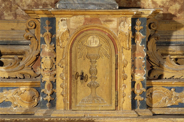 Tabernacle à porte sculptée d'un calice d'où émerge une hostie, décor de chutes de fleurs, bois sculpté, peint