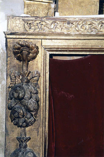 Autel : détail d'un montant sculpté d'une chute de fruits, bois sculpté, doré