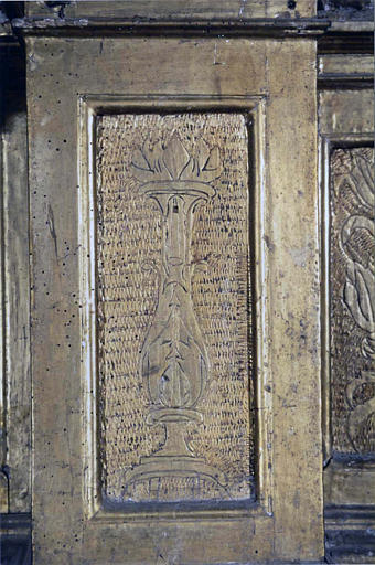 Retable : détail de la base d'une colonne à décor gravé de torchère, bois taillé, gravé, doré
