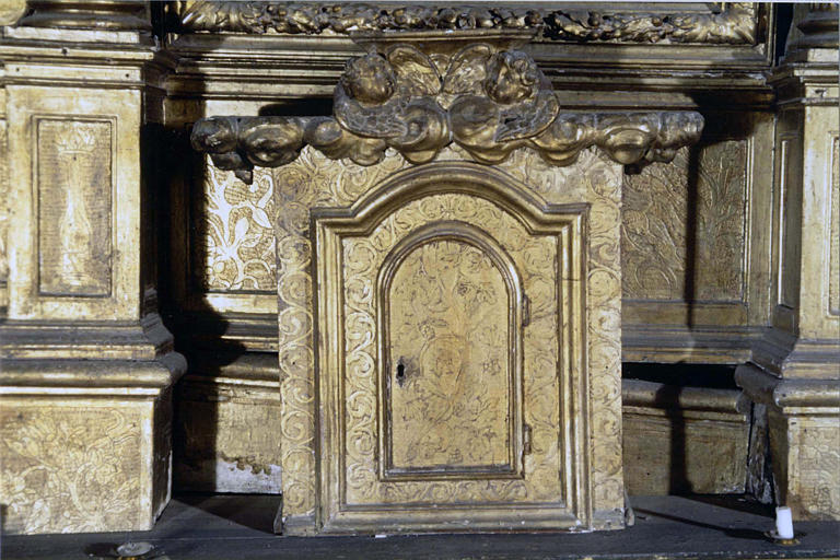 Tabernacle à porte moulurée et gravée d'un cep de vigne, surmontée de chérubins sculptés, montants gravé de rinceaux végétaux, bois sculpté, doré - © Ministère de la Culture (France), Médiathèque du patrimoine et de la photographie (objets mobiliers), tous droits réservés