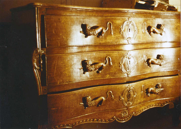 Commode à trois tiroirs, à ceinture légèrement galbée, à montants droits sculptés de têtes d'oiseaux, et à poignées sculptées en forme de lions, bois sculpté - © Ministère de la Culture (France), Médiathèque du patrimoine et de la photographie (objets mobiliers), tous droits réservés