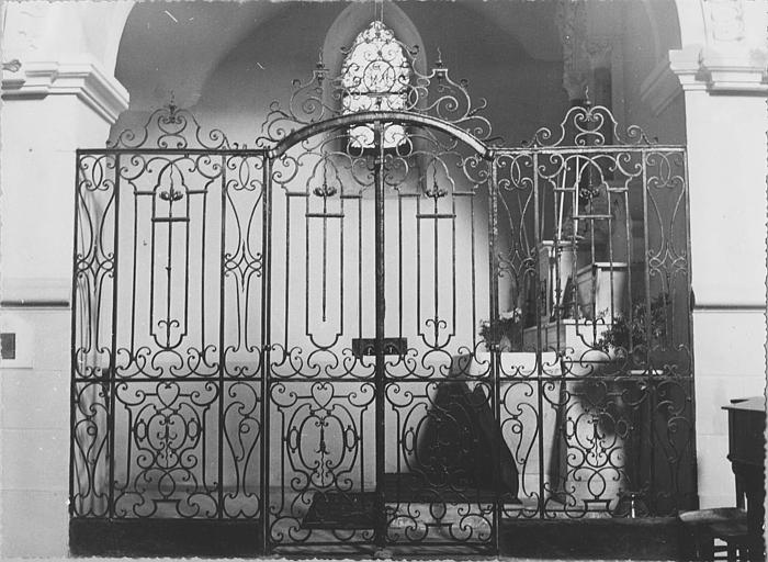 Clôture de chapelle : grille haute en fer forgé, à deux vantaux, ornée d'arabesques - © Ministère de la Culture (France), Médiathèque du patrimoine et de la photographie (objets mobiliers), tous droits réservés