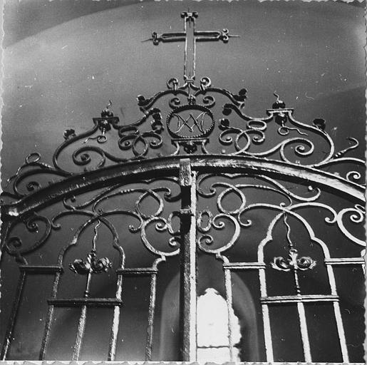 Clôture de chapelle : détail de la partie surmontant les vantaux, ornée du monogramme marial, fer forgé - © Ministère de la Culture (France), Médiathèque du patrimoine et de la photographie (objets mobiliers), tous droits réservés
