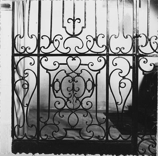 Clôture de chapelle : détail des motifs décoratifs de la partie inférieure de la grille, fer forgé - © Ministère de la Culture (France), Médiathèque du patrimoine et de la photographie (objets mobiliers), tous droits réservés