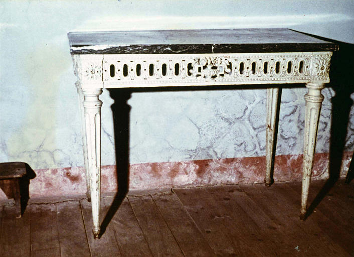 Console rectangulaire à quatre pieds fuselés, cannelés rudentés, à ceinture ornée d'un motif d'entrelacs ajourés et d'un vase de fleurs, et à plateau de marbre vert - © Ministère de la Culture (France), Médiathèque du patrimoine et de la photographie (objets mobiliers), tous droits réservés