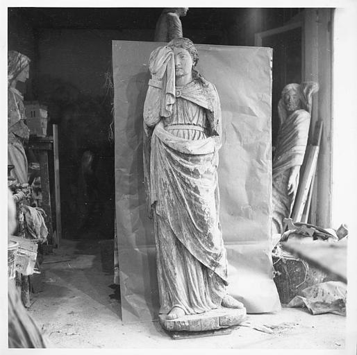 Statue : 'Saint Jean', bras gauche manquant, élément de la mise au tombeau, bois sculpté