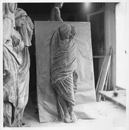 Statue : 'Le Christ mort', élément de la mise au tombeau, bois sculpté, peint