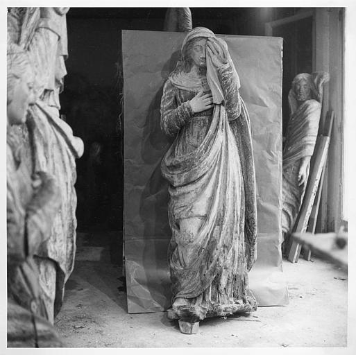 Statue : sainte femme debout, élément de la mise au tombeau, bois sculpté, peint - © Ministère de la Culture (France), Médiathèque du patrimoine et de la photographie (objets mobiliers), tous droits réservés