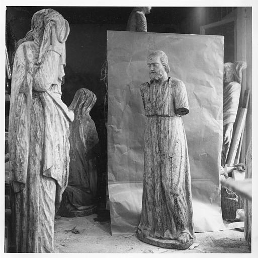 Statue : personnage chauve et barbu, deux bras manquants, bois sculpté