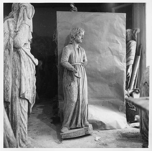Statue : personnage masculin, barbu, bras gauche manquant, élément de la mise au tombeau, bois sculpté, peint