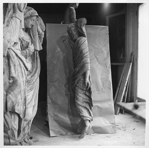 Statue : 'Le Christ mort', élément de la mise au tombeau, bois sculpté, peint