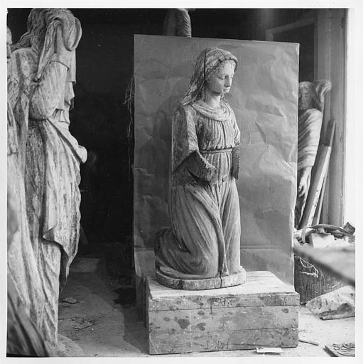 Statue : sainte femme agenouillée, élément de la mise au tombeau, bois sculpté, peint