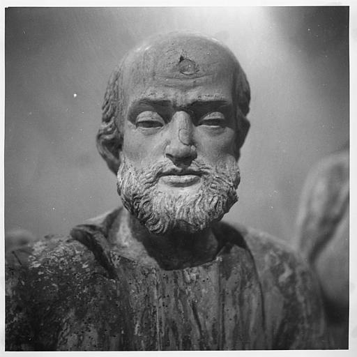 Statue : personnage chauve et barbu, détail du visage, élément de la mise au tombeau, bois sculpté - © Ministère de la Culture (France), Médiathèque du patrimoine et de la photographie (objets mobiliers), tous droits réservés