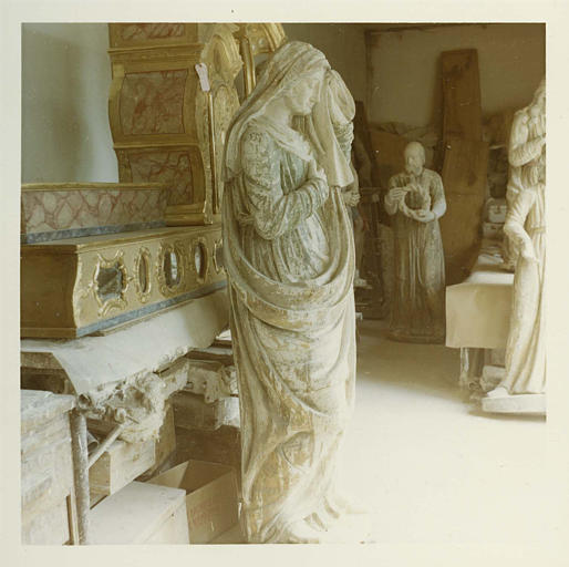 Statue : sainte femme debout, élément de la mise au tombeau, bois sculpté, peint