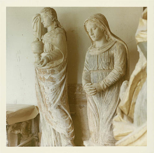 Statues (2) : saint Jean et sainte femme agenouillée, éléments de la mise au tombeau, bois sculpté, peint