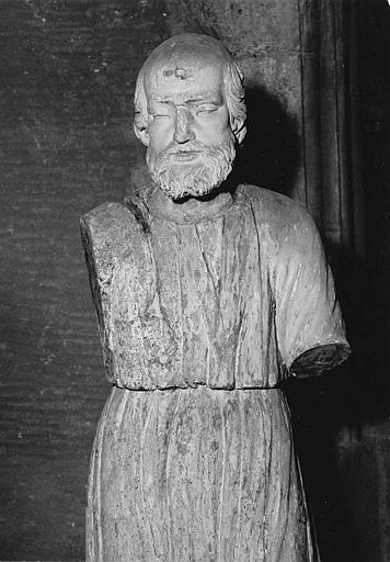 Statue : personnage chauve et barbu, deux bras manquants, bois sculpté - © Ministère de la Culture (France), Médiathèque du patrimoine et de la photographie (objets mobiliers), tous droits réservés