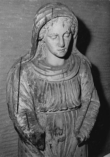 Statue : sainte femme agenouillée, mains manquantes, élément de la mise au tombeau, bois sculpté, peint - © Ministère de la Culture (France), Médiathèque du patrimoine et de la photographie (objets mobiliers), tous droits réservés