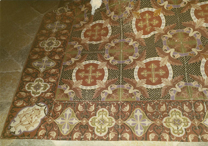 Tapis au point noué (?), bordure sur fond rouge à motifs polylobés et arabesques, partie centrale à fond vert à décor de médaillons circulaires ornés de croix fleurdelisées et de feuillages - © Ministère de la Culture (France), Médiathèque du patrimoine et de la photographie (objets mobiliers), tous droits réservés