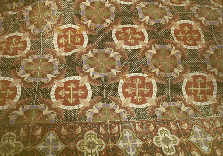 Tapis au point noué (?), bordure sur fond rouge à motifs polylobés et arabesques, partie centrale à fond vert à décor de médaillons circulaires ornés de croix fleurdelisées et de feuillages - © Ministère de la Culture (France), Médiathèque du patrimoine et de la photographie (objets mobiliers), tous droits réservés