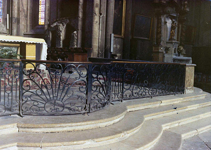 Clôture de choeur : grille de communion en fer forgé à décor d'arabesques - © Ministère de la Culture (France), Médiathèque du patrimoine et de la photographie (objets mobiliers), tous droits réservés