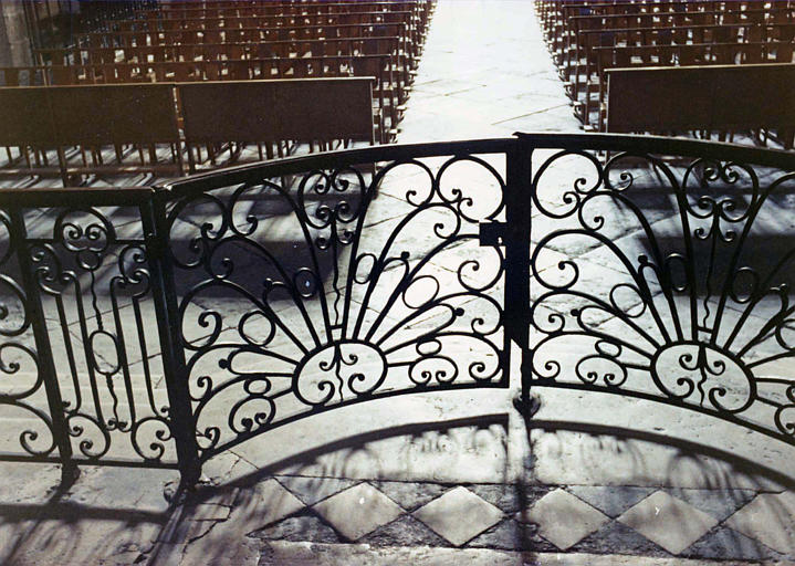 Clôture de choeur : détail de la grille de communion en fer forgé à décor d'arabesques - © Ministère de la Culture (France), Médiathèque du patrimoine et de la photographie (objets mobiliers), tous droits réservés