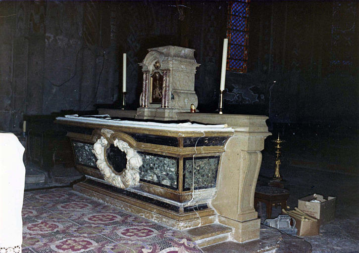 Autel, gradin d'autel et tabernacle en marbre polychrome, décor sculpté de chérubins au centre de l'autel - © Ministère de la Culture (France), Médiathèque du patrimoine et de la photographie (objets mobiliers), tous droits réservés