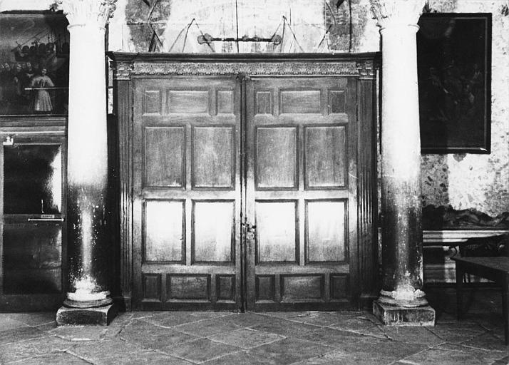 Tambour de porte à deux vantaux, montants sculptés de pilastres cannelés à chapiteaux corinthiens, et corniche à frise de feuilles d'acanthe bois sculpté - © Ministère de la Culture (France), Médiathèque du patrimoine et de la photographie (objets mobiliers), tous droits réservés