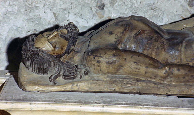 Statue : 'Le Christ mort', détail du visage, bois sculpté, traces de polychromie - © Ministère de la Culture (France), Médiathèque du patrimoine et de la photographie (objets mobiliers), tous droits réservés