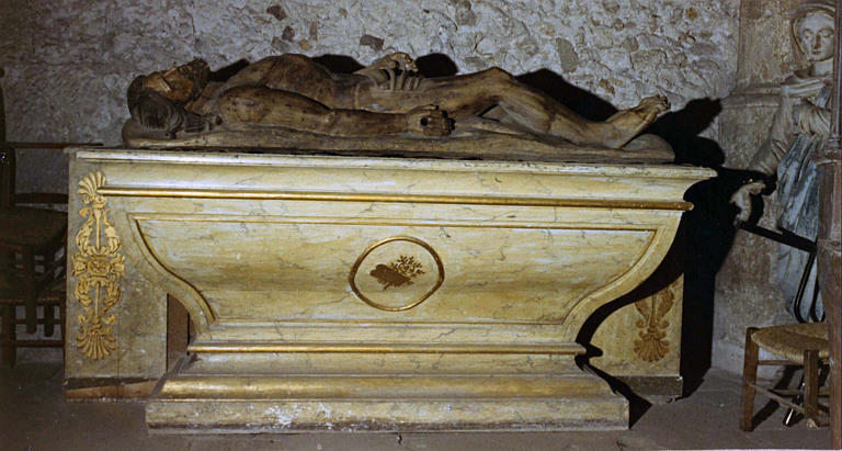 Autel, statue : 'Le Christ mort', autel galbé orné d'un médaillon central aux tables de la loi et au rameau d'olivier, bois sculpté, peint