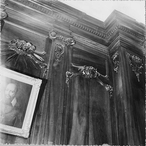 Meuble de sacristie : détail des parties hautes des lambris, sculptées de cartouches, rocailles et chapiteaux, bois sculpté - © Ministère de la Culture (France), Médiathèque du patrimoine et de la photographie (objets mobiliers), tous droits réservés