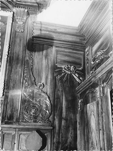 Meuble de sacristie : détail du décor sculpté des lambris, ornés de chérubins et de cartouches, bois sculpté - © Ministère de la Culture (France), Médiathèque du patrimoine et de la photographie (objets mobiliers), tous droits réservés