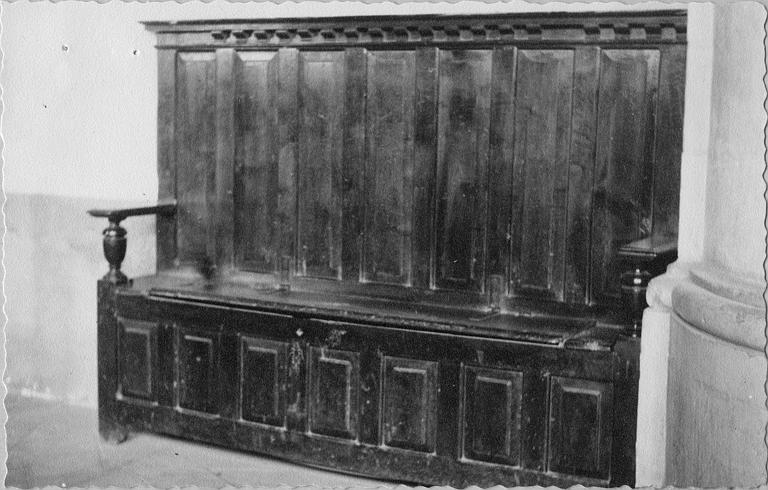 Banc d'oeuvre à consoles d'accotoirs de forme balustre et à corniche garnie de mutules, bois taillé, tourné - © Ministère de la Culture (France), Médiathèque du patrimoine et de la photographie (objets mobiliers), tous droits réservés