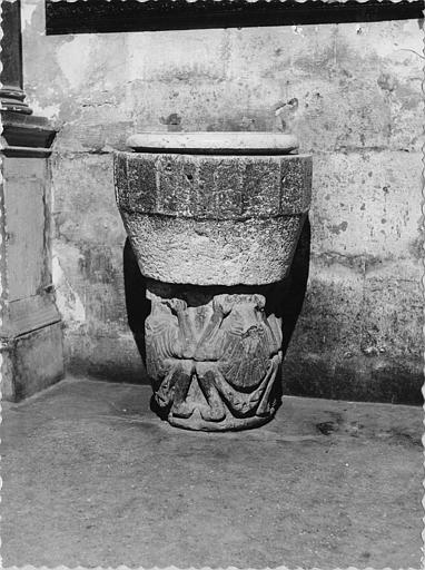 Fonts baptismaux : socle composé d'un chapiteau figuré et cuve polygonale, pierre sculptée - © Ministère de la Culture (France), Médiathèque du patrimoine et de la photographie (objets mobiliers), tous droits réservés