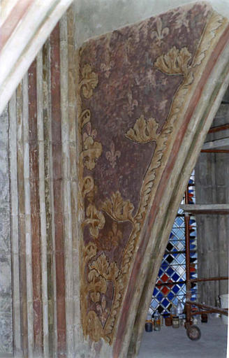 Choeur, peinture monumentale : détail d'un écoinçon à décor de feuillage sur fond brun fleurdelisé