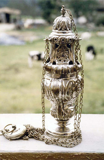 Encensoir en cuivre argenté, à décor d'entrelacs, cartouches et motifs végétaux travaillés au repoussé