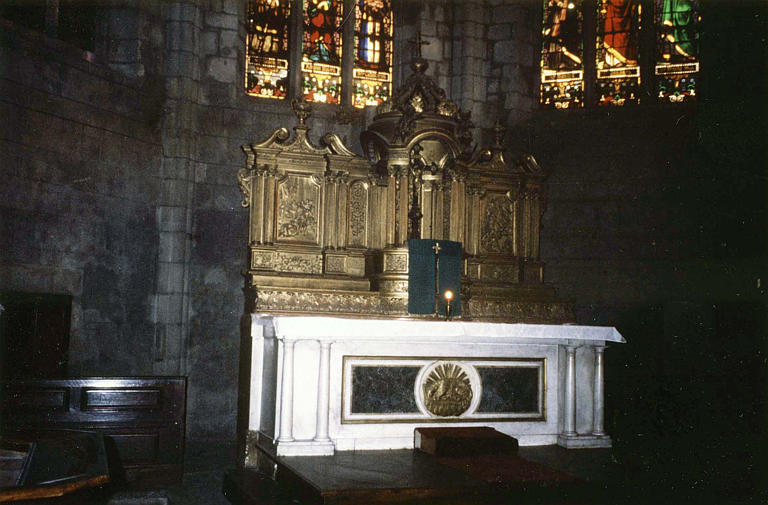 Autel, gradins d'autel, tabernacle, exposition : tabernacle architecturé monumental, surmonté par une haute exposition, bois sculpté, doré