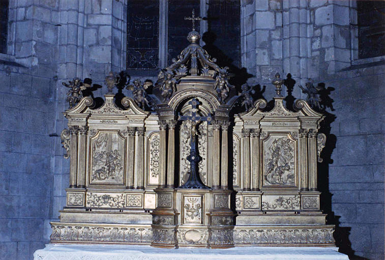 Tabernacle architecturé monumental, sculpté en bas-relief des scènes du sacrifice d'Isaac et de la pécheresse versant du parfum sur les pieds de Jésus, porte du tabernacle surmontée par une haute exposition, bois sculpté, doré