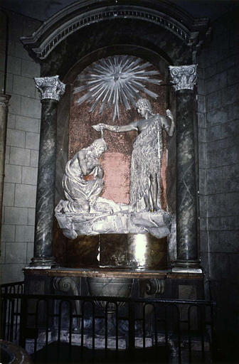 Fonts baptismaux, haut-relief : 'Le baptême du Christ', cuve en forme de calice en pierre sculptée, l'ensemble est placé sous un arc cintré soutenu par deux colonnes à chapiteaux corinthiens