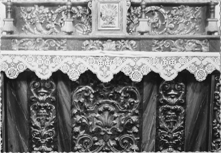 Autel : détail du décor sculpté de rinceaux végétaux et d'une feuille d'acanthe centrale, bois sculpté, doré - © Ministère de la Culture (France), Médiathèque du patrimoine et de la photographie (objets mobiliers), tous droits réservés